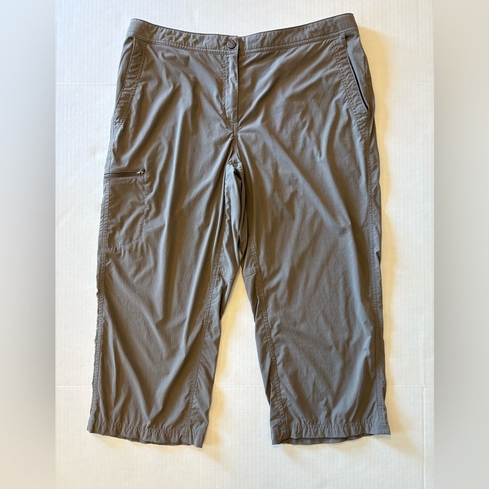 L.L. Bean tan athletic cargo capris adjustable waist size 16